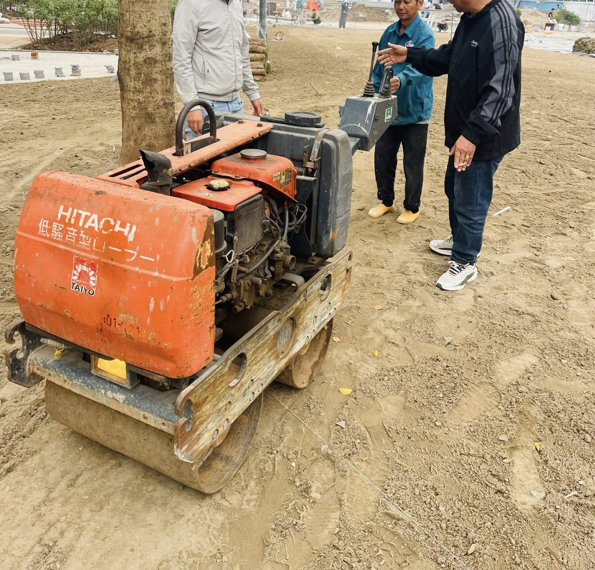 Cho Thuê Máy Lu Rung Mini Dắt Tay